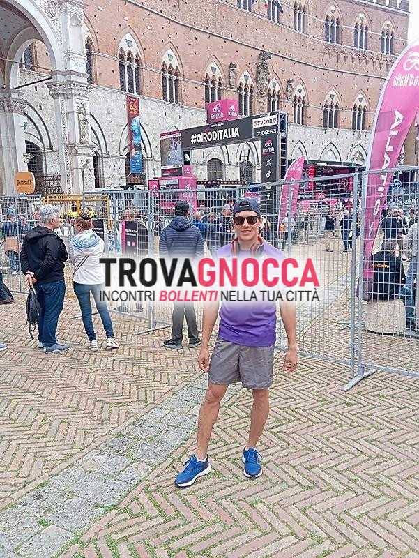 cerco donna cui passare momenti pura passione sono latino affascinante potente membro 18cm alto 1.72 e fisico atletico.