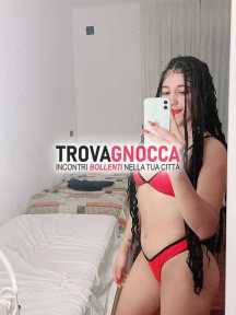 brenda ragazza magra e carina è appena arrivata