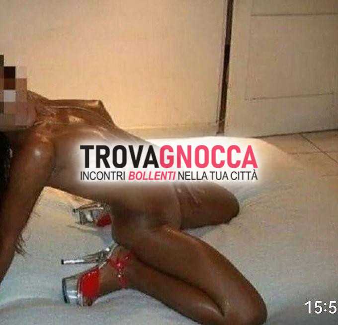 cioccolatino fondente che si disperde bocca piacere assaporare