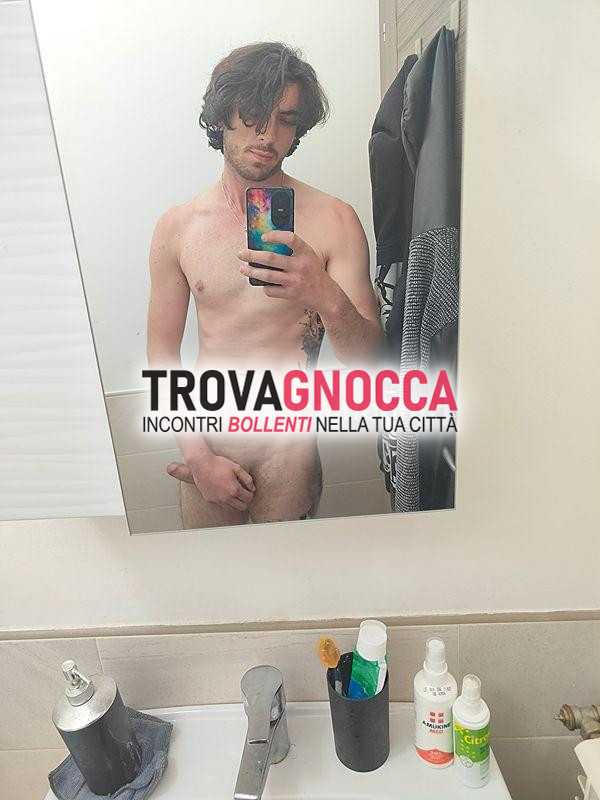 giovane affascinante non professionista disponibile donne.