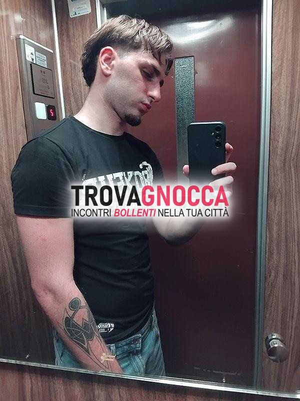 bellissimo giovane un'altezza 180 capelli biondi e occhioni azzurri.