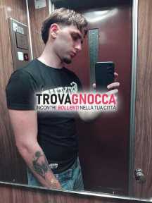 bellissimo giovane un'altezza 180 capelli biondi e occhioni azzurri.