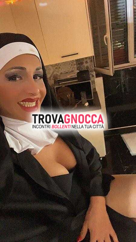 la leggendaria madre superiora transessuale fuggita convento delle sorelle zoccole si dirige verso convento delle suore straccia capocchie qui pompei.