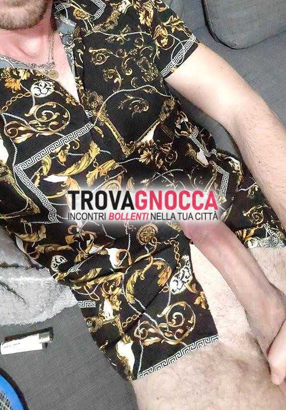 giovane affascinante disposizione donne cerca compagnia.