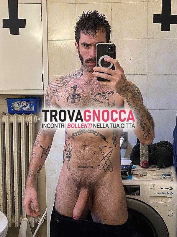 uomo discreto ora centro guarda immagini