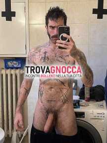 uomo discreto ora centro guarda immagini