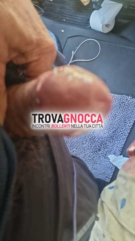uomo cerca uomo