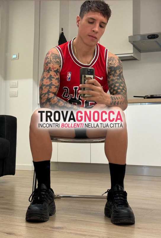 appena arrivato 🔥 hunk tatuato 🦬🔥🍆🍑💧