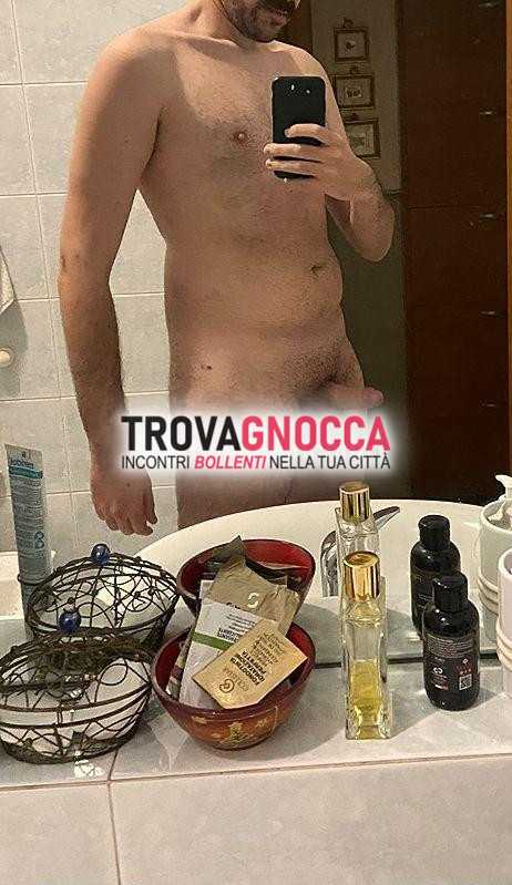 uomo singolo dotato e affascinante cerca nuove esperienze.