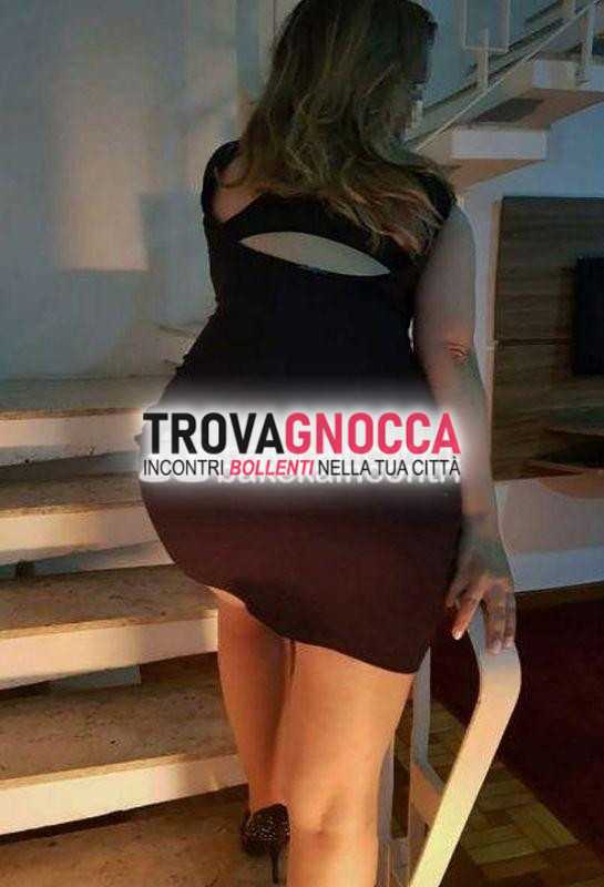 ambiente climatizzato . sensuale donna matura pronta realizzare ogni tua fantasia piccante fetish strapon . e pioggia dorata