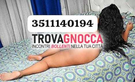 una donna matura porta sua decappottabile al massimo delle sue prestazioni.