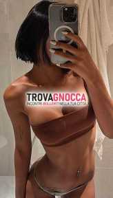 emma picola studentessa. chiamami. foto reale