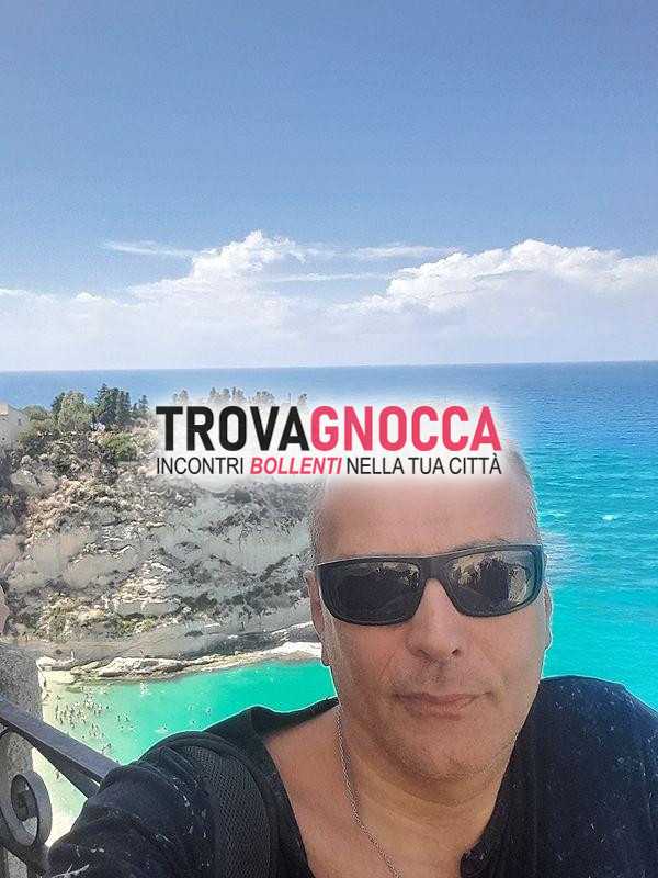 uomo attraente cerca ragazza affascinante