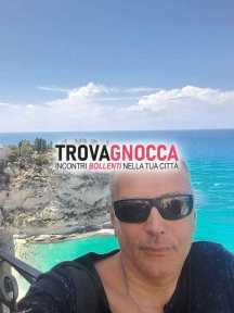 uomo attraente cerca ragazza affascinante