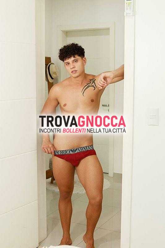 a cuneo affascinante ragazzo brasiliano estremamente sensuale