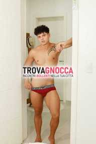 a cuneo affascinante ragazzo brasiliano estremamente sensuale