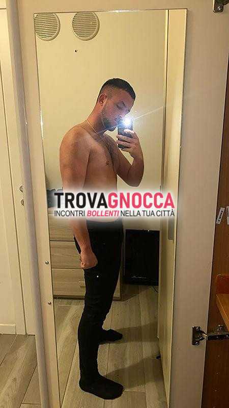 ragazzo giovane fisico scolpito e affascinante.
