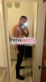 ragazzo giovane fisico scolpito e affascinante.