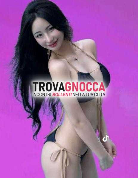 lory ragazza orientale disposta divertirsi anche compagnia un'amica