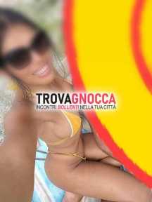 bellissima transessuale asiatica sexy e abbronzata. ladyboy estremamente femminile e seducente.
