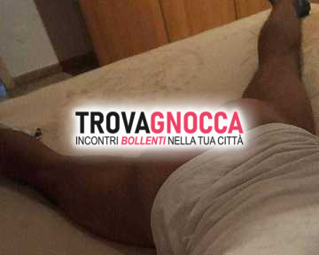 uomo cerca uomo