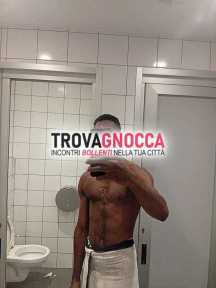 giovane nero bella presenza roma incontrare donne e ragazze. 

no coppie.