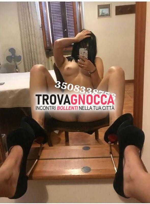 massaggio sensuale corpo corpo olio profumato.