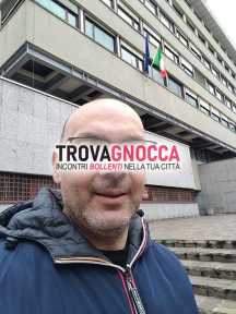cerco donna che desideri uomo interamente sua disposizione pronto essere suo schiavo.