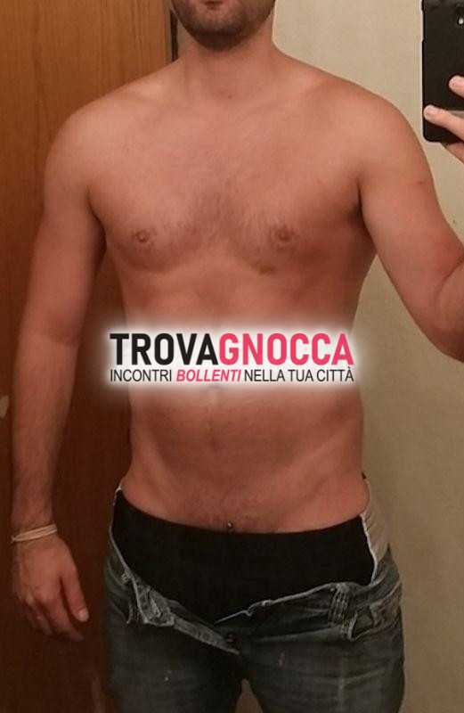 giovane uomo cerca donna o ragazza. disponibile 24 ore 24. ospito e raggiungo