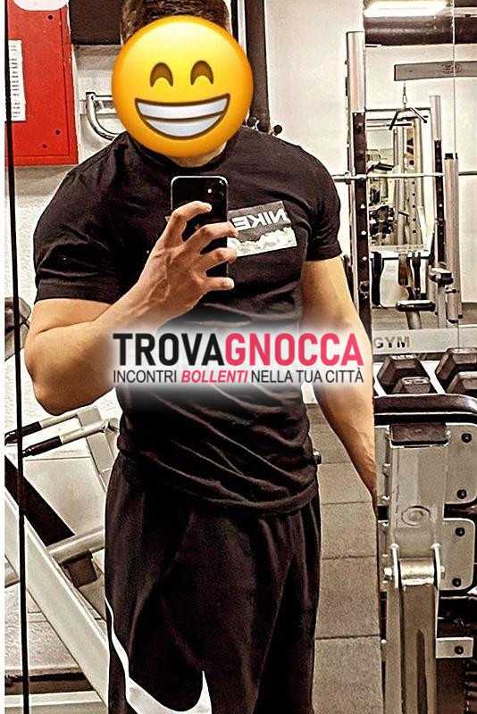 emanuele 25 anni si trova prima volta merano e desidera vivere un'esperienza unica non sono mercenario pagamento ma offro momenti intensa passione e scoperta