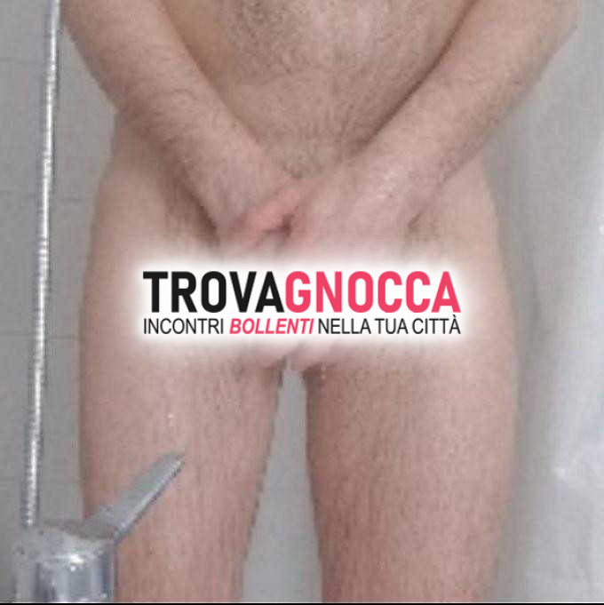 uomo cerca uomo