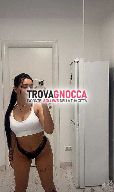 tutto senza ragazza italiana offre bocchino al naturale ingoio sia sul lato che sul lato b.