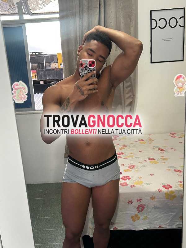 corpo atletico fisico ben allenato cazzo 21 cm spesso e duro ho sacco latte