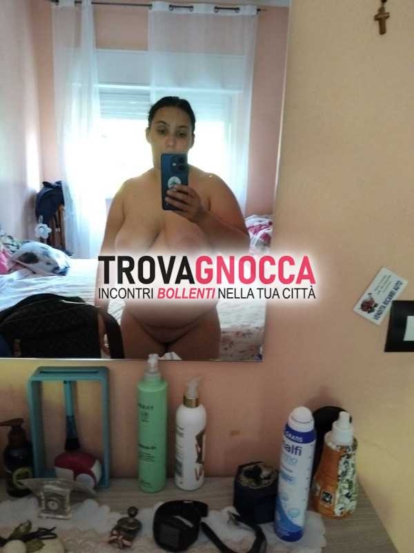 italiana curvy ama svuotare palle dei maschietti nella sua bocca