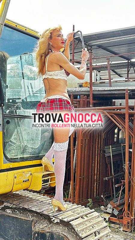 rafaella transessuale femminile alta 1.91 È veramente porca.