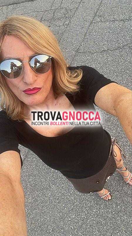 trav femminile affascinante e curata è vacanza nella splendida bisceglie puglia pronta regalarti momenti puro piacere
