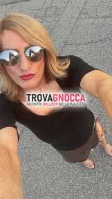 trav femminile affascinante e curata è vacanza nella splendida bisceglie puglia pronta regalarti momenti puro piacere