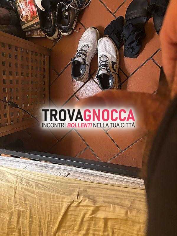 bel ragazzo biondo occhi azzurri cerca singola e coppia momenti intensa passione.