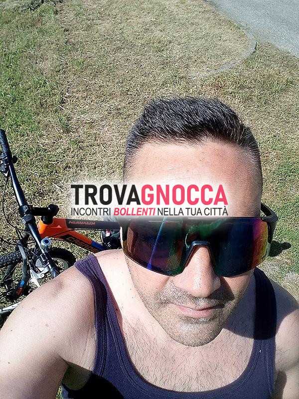 sono uomo libero cerca donna affascinante cui condividere momenti speciali.