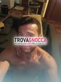 uomo dall'aspecto invidiabile È cerca coppie o donne pronte divertirsi