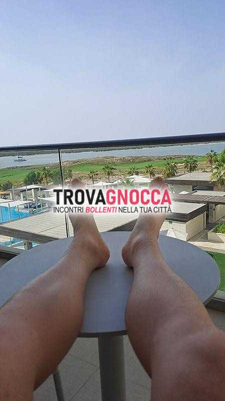 ragazzo sportivo e simpatico cercando donna porta accanto ma nessuno ha mai ricevuto qualcosa senza prezzo