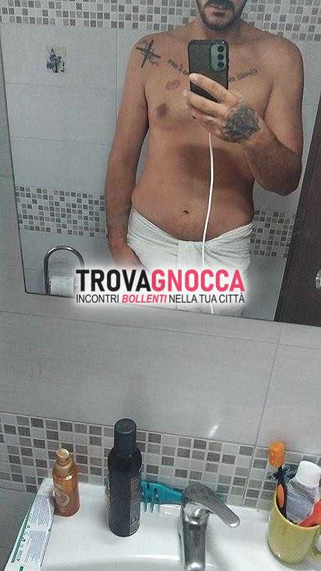 bull napoletano alto moro e tatuaggi è decisamente ben dotato.