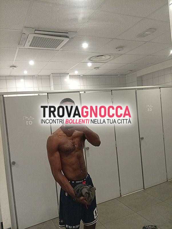 giovane nero desidera incontrare donne interessate momenti passione e divertimento.