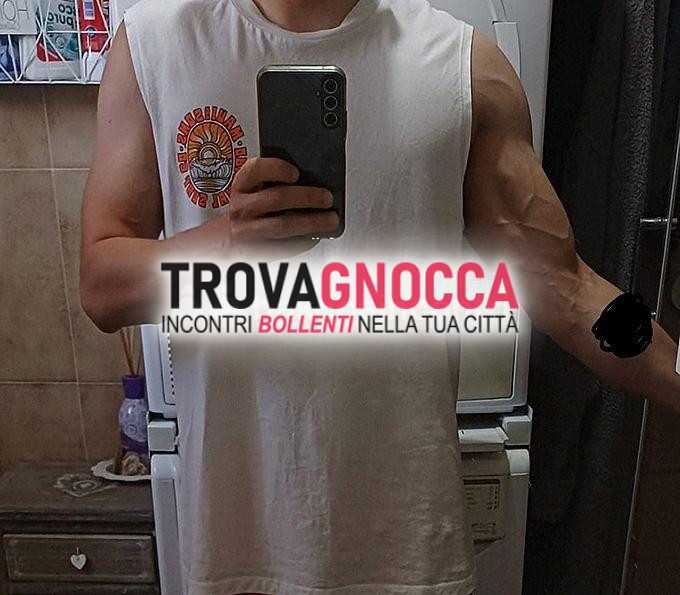 ragazzo italiano giovane 26 anni disponibile solo whatsapp e rivolto esclusivamente donne no uomini