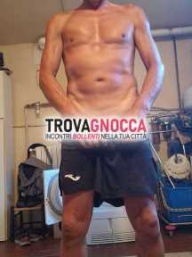 bisex attivo cerca coppia o singola ospitale non mercenaria. offro anche massaggi hot