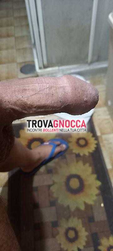 uomo cerca uomo